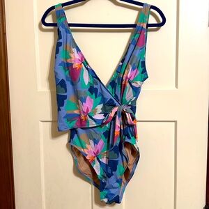 NWOT GAP women’s multi-color full coverage bathing suit